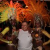 O ex-diretor da TV Globo Boni também esteve no Baile da Cidade e posou sorridente ao lado das passistas