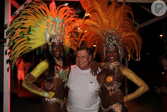 O ex-diretor da TV Globo Boni também esteve no Baile da Cidade e posou sorridente ao lado das passistas