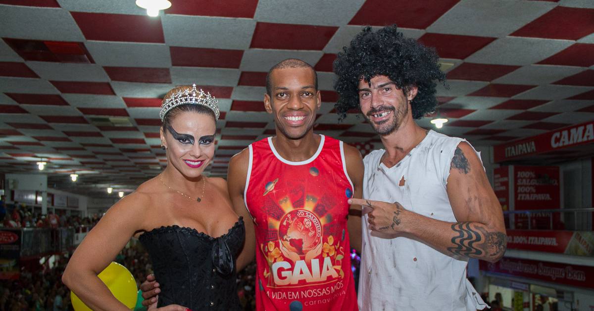 Vinícius Romão recebe o carinho de Viviane Araújo em festa ...