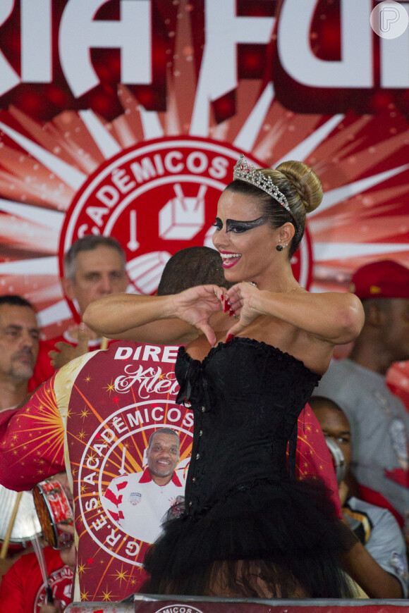 Viviane Araújo participa de festa com fantasia de cisne negro