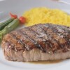 No comercial da Friboi, Roberto Carlos reclama e pede o prato de carne