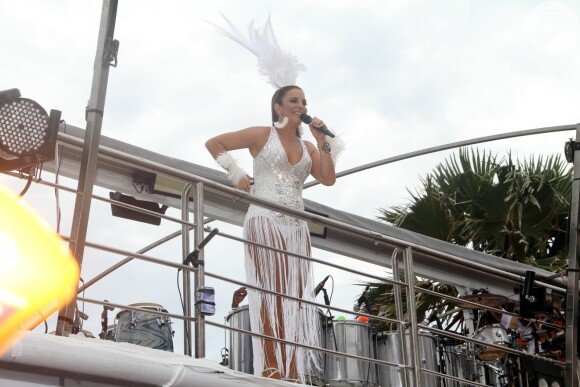 Com decote generoso, Ivete Sangalo abre primeiro dia de folia no circuito Barra/Ondina, no sábado, 1 de março de 2014, em Salvador, na Bahia