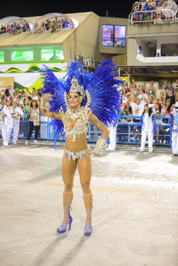 Aline Riscado, dançarina do 'Domingão do Faustão', usou fantasia avaliada em R$ 50 mil toda em azul e branca, representando a Sedução da Lapa