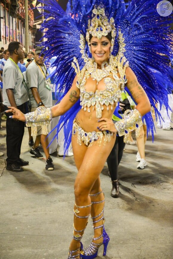 Aline Riscado, dançarina do 'Domingão do Faustão', brilha em desfile da Caprichosos de Pilares como rainha de bateria na noite deste sábado, 1 de março de 2014
