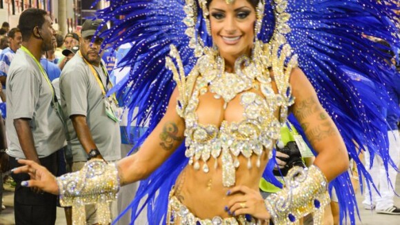 Carnaval:Aline Riscado, dançarina do 'Faustão', derrapa em desfile. 'Estabanada'