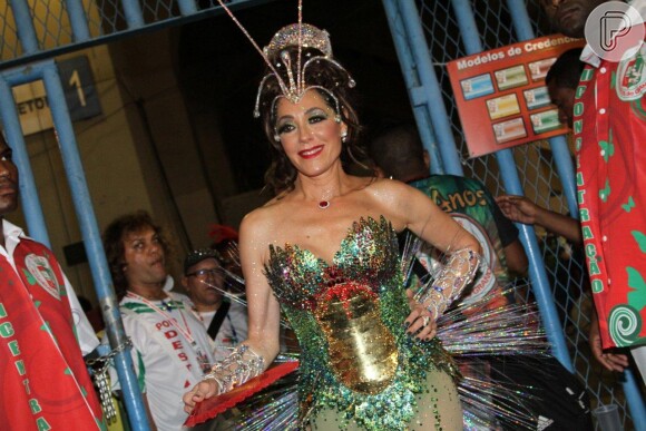 Christiane Torloni usa fantasia ecologicamente correta no desfile da Grande Rio