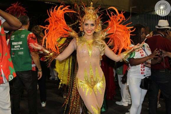 Monique Alfradique desfila como musa da Grande Rio neste domingo, 2 de março de 2014