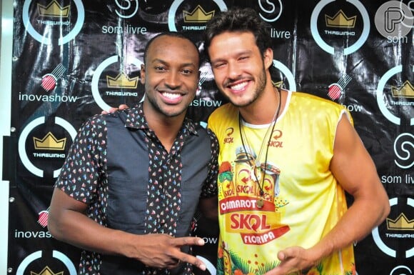 Nando Rodrigues posa com Thiaguinho em show em Florianópolis, em 2 de março de 2014
