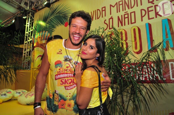 Nando Rodrigues se diverte com Camilla Camargo em Florianópolis