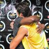Nando Rodrigues abraça o cantor Thiaguinho
