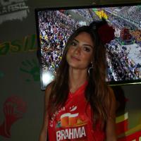 Thaila Ayala assiste aos desfiles do Rio após curtir Carnaval de SP e Salvador