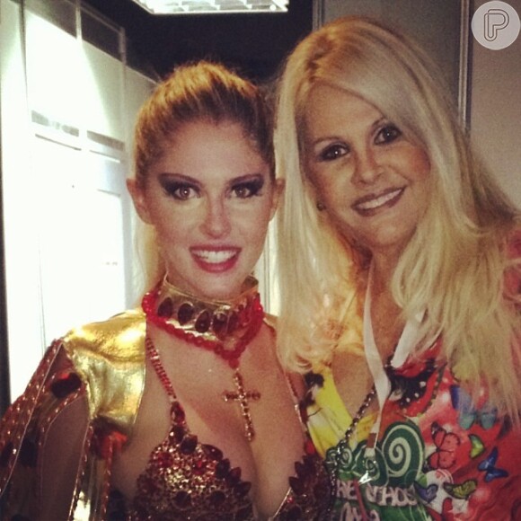 Monique Evans aprovou a estreia da filha, Bárbara Evans, no Carnaval carioca (03 de março de 2014)