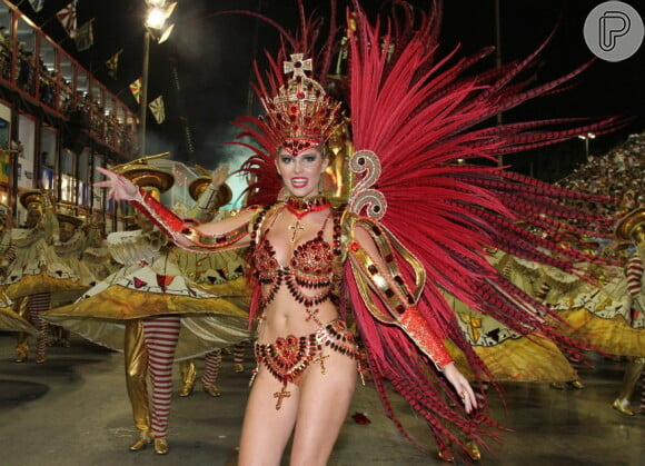 Bárbara Evans estreou no Carnaval carioca na Grande Rio
