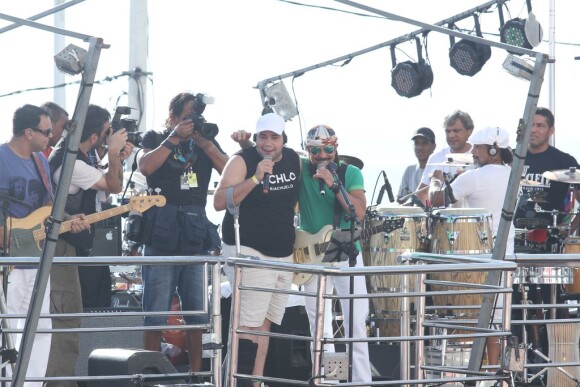 Tiago Abravanel, com o pé imobilizado, faz dueto com Bell Marques no penúltimo show do cantor com o Chiclete com Banana, em Salvador, em 03 de março de 2014