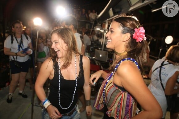 Bruna Marquezine dança 'Lepo Lepo' com Alice Wegmann em cima do trio elétrico de Ivete Sangalo