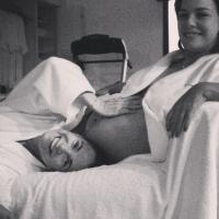 Regina Duarte paparica barrigão da nora, Regiane Alves, grávida de 8 meses