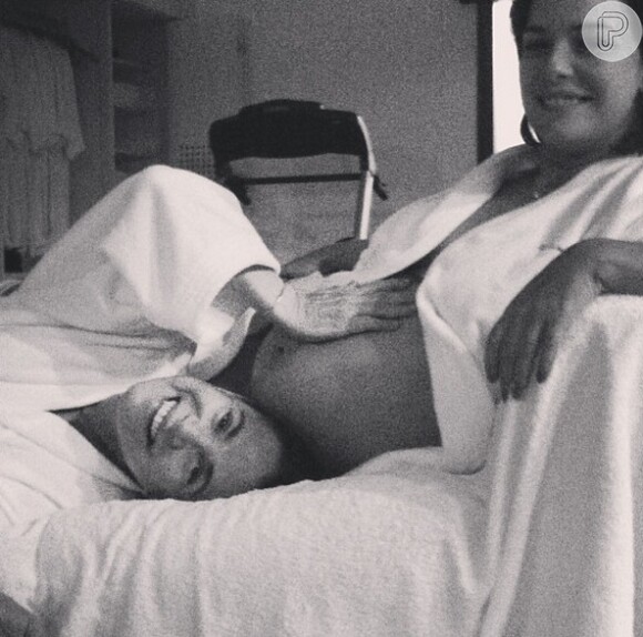 Regina Duarte paparica barrigão da nora, Regiane Alves, grávida de 8 meses; foto foi postada no perfil de Regina na manhã desta terça-feira, 4 de março de 2014