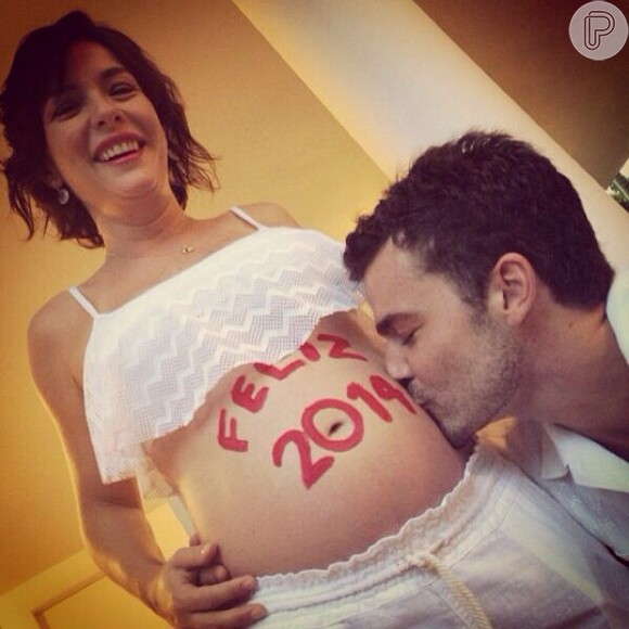 Regiane Alves recebe beijo do marido, João Gomez, na barriga; atriz está grávida de 8 meses
