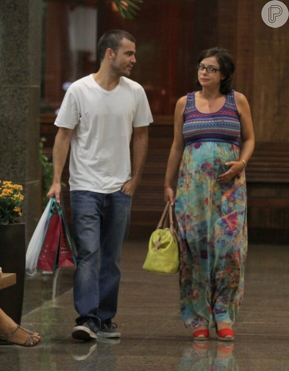 Grávida de 8 meses, Regiane Alves passeia com o marido em shopping no Rio de Janeiro