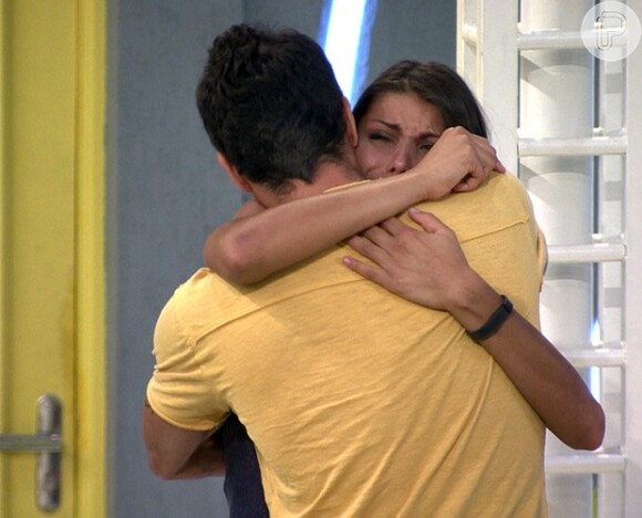 Franciele abraça Diego após eliminação do 'BBB 14'