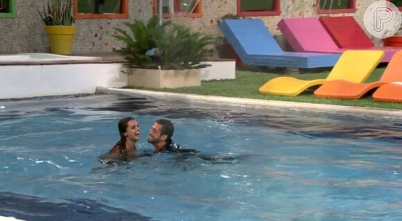 Angela se joga na piscina e Marcelo acompanha a affair; os dois se beijam e sister dispara: 'Vai ter que me engolir'