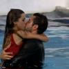 Angela e Marcelo se beijam na piscina para comemorar permanência da sister após Paredão no 'BBB 14'