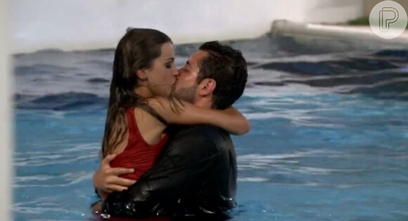 Angela e Marcelo se beijam na piscina para comemorar permanência da sister após Paredão no 'BBB 14'