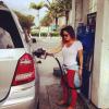 Fernanda Vasconcellos abastece carro em Miami, nos Estados Unidos