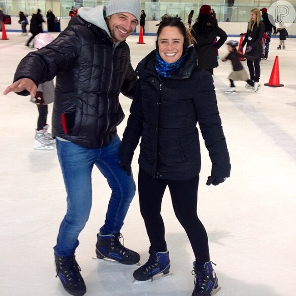 Fernanda Vasconcellos e Cássio Reus se divertem em pista de patinação no gelo, em Nova York, em 5 de março de 2014