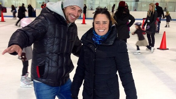 Fernanda Vasconcellos e Cássio Reis patinam no gelo em NY: 'Pulando Carnaval'