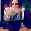 Fernanda Vasconcellos bebe vinho em Nova York