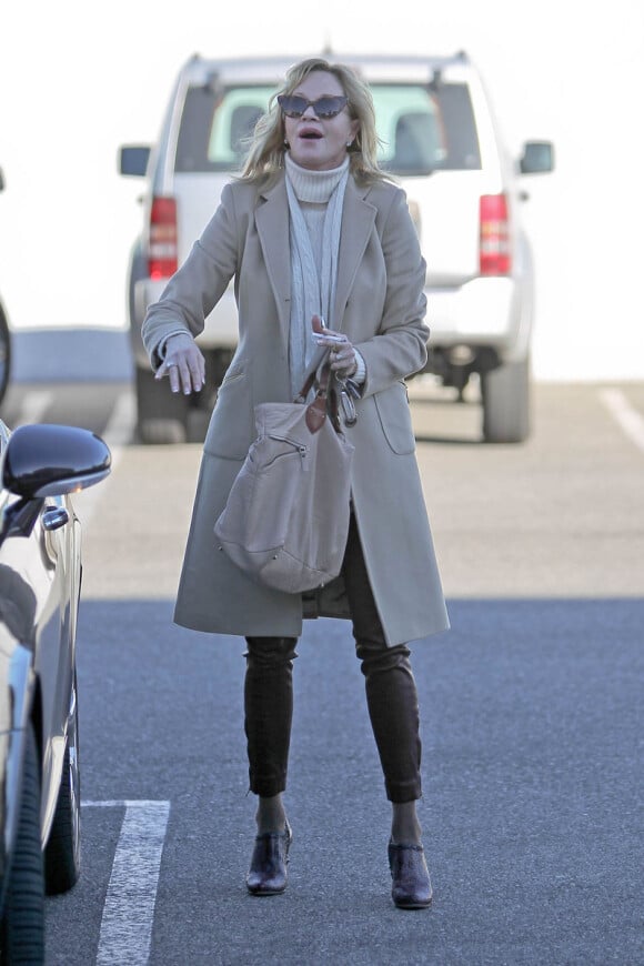 Melanie Griffith deixa o carro em um estacionamento para ir às compras em Los Angeles