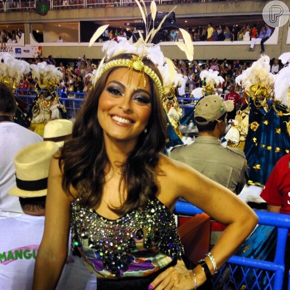 Juliana Paes acompanhou os desfiles das escolas de samba na Marquês de Sapucaí