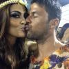 Juliana Paes beija o marido, Carlos Eduardo Baptista, em camarote da Sapucaí