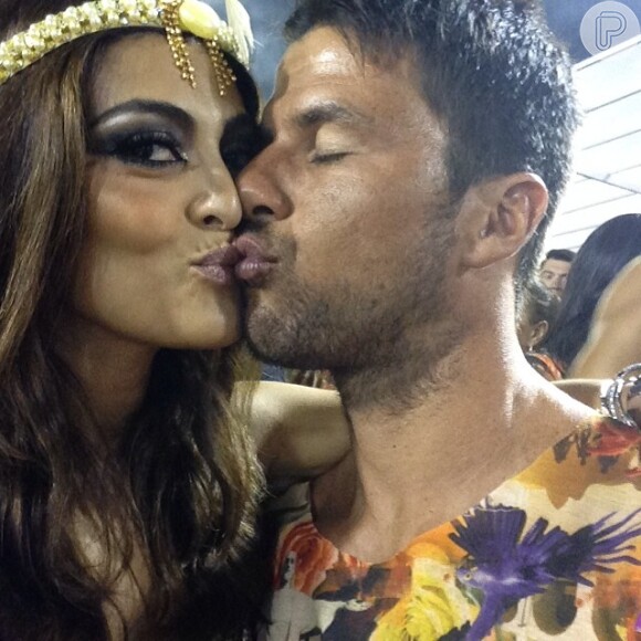 Juliana Paes beija o marido, Carlos Eduardo Baptista, em camarote da Sapucaí