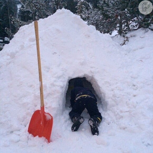 Durante passagem por uma estação de esqui nas últimas férias, Luciano Huck registrou os filhos entrando no iglu que ele 'construiu' ao lados dos filhos: 'Quase pronto. Meninos testando a porta. Férias', escreveu o apresentador em seu Instagram