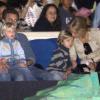 Joaquim, primogênito de Angélica e Luciano Huck, ganha carinho da mamãe durante na plateia de um espetáculo infantil no Rio de Janeiro