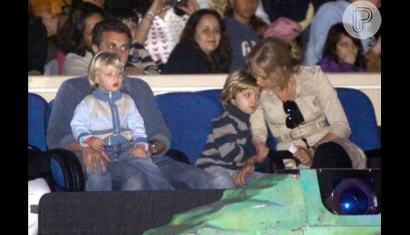 Joaquim, primogênito de Angélica e Luciano Huck, ganha carinho da mamãe durante na plateia de um espetáculo infantil no Rio de Janeiro