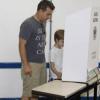 Joaquim, primogênito de Angélica e Luciano Huck, acompanha o papai na hora da votação e ele mesmo digita na maquininha