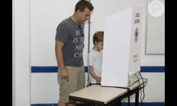 Joaquim, primogênito de Angélica e Luciano Huck, acompanha o papai na hora da votação e ele mesmo digita na maquininha