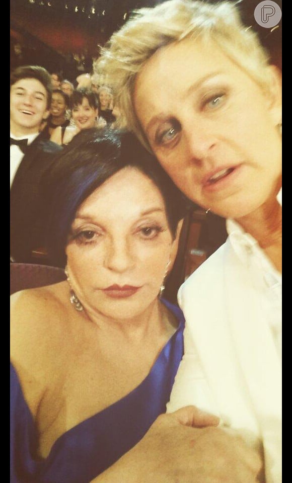 Ellen publicou uma foto com Liza Minelli, que tentou participar da famosa 'selfie' mas não conseguiu por ser muito baixa
