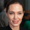 Angelina Jolie terá que se submeter a mais uma cirurgia para diminuir risco de ter câncer