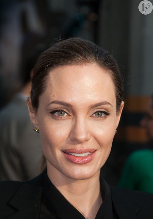 Angelina Jolie terá que se submeter a mais uma cirurgia para diminuir risco de ter câncer