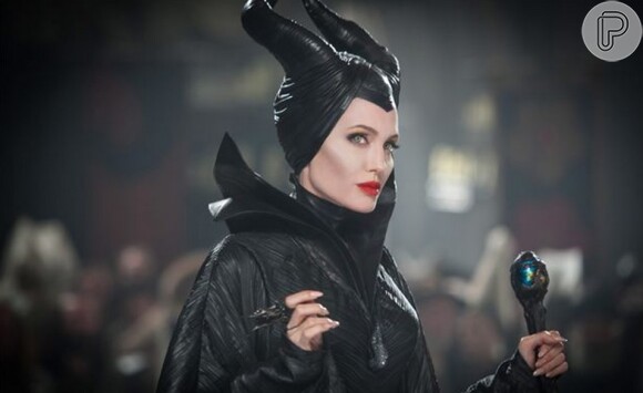 A atriz está prestes a estrear o filme 'Malévola', em que vive a bruxa da Disney