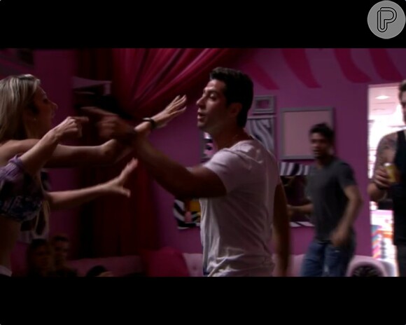 Marcelo coloca o dedo na cara de Aline, enquanto Diego, ao fundo, vibra com a discussão