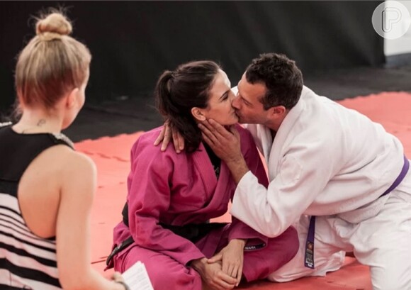 Malvino Salvador dá beijo na namorada durante entrevista a Angélica