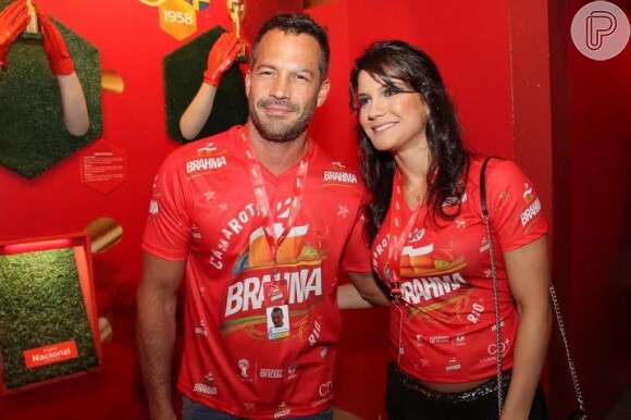 Malvino Salvador e Kyra Gracie, que está grávida, curtiram o carnaval em camarote de cervejaria
