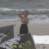 Cristiane Dias pratica kitesurfe no Rio