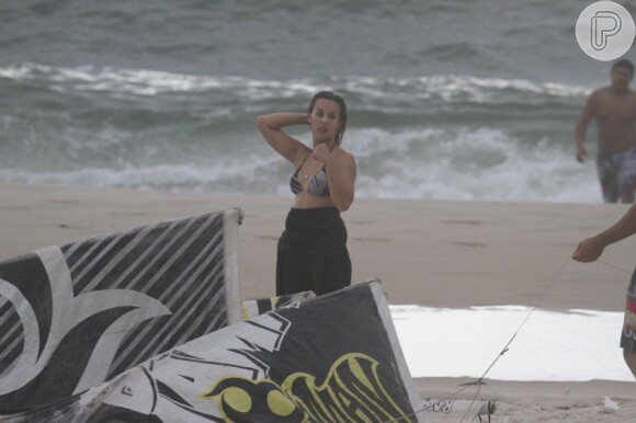 Cristiane Dias pratica kitesurfe no Rio