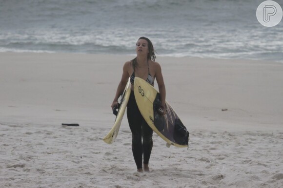 Cristiane Dias carrega as pranchas de kitesurfe após praticar o esporte